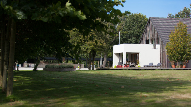 contemporary-reinterpretation-classic-barn-holland-6-lawn.jpg