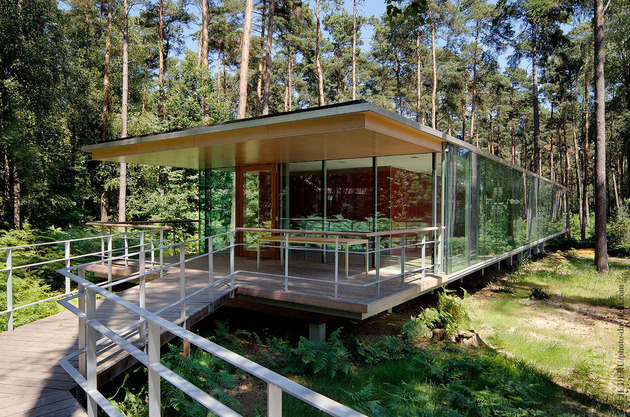 glass-pavilion-mirroring-secular-pine-tree-forest-4.jpg