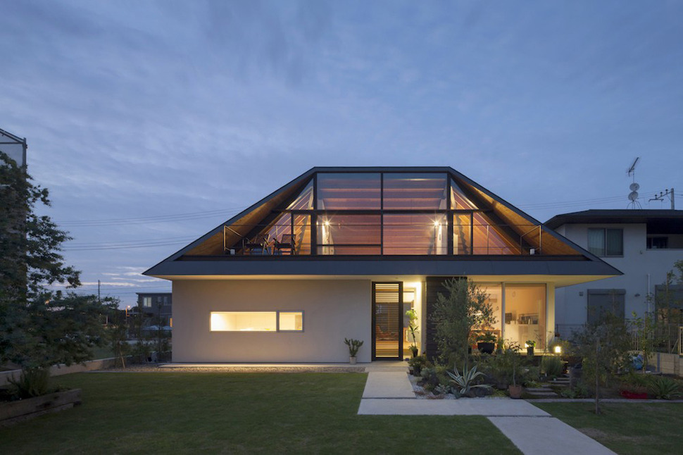 japanese-house-with-hipped-glass-roof-1.jpg
