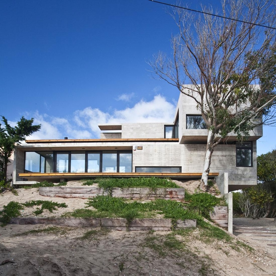low-maintenance-concrete-beach-house-1-dune.jpg
