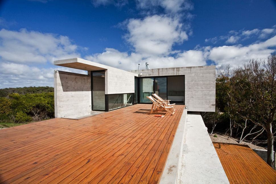 low-maintenance-concrete-beach-house-18-terrace.jpg