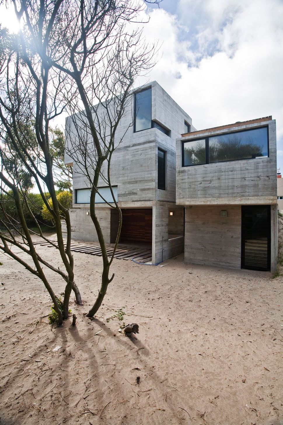 low-maintenance-concrete-beach-house-2-site.jpg