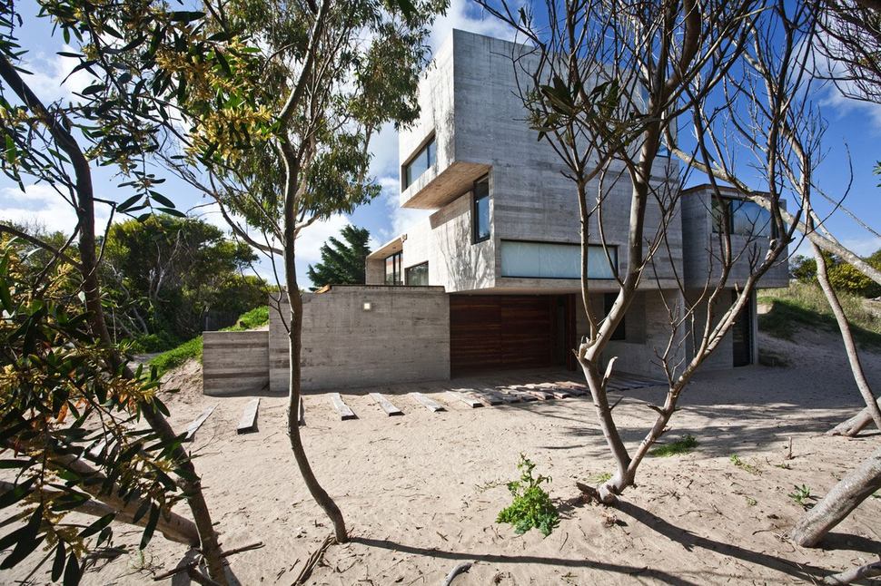 low-maintenance-concrete-beach-house-4-site.jpg