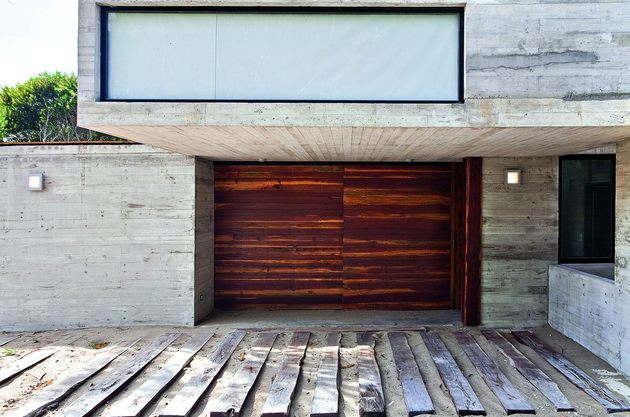 low-maintenance-concrete-beach-house-5-entry.jpg
