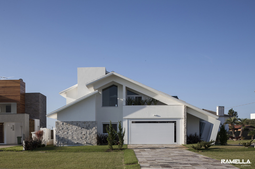 pitched-roofline-house-morphs-angled-facade-22-entry.jpg