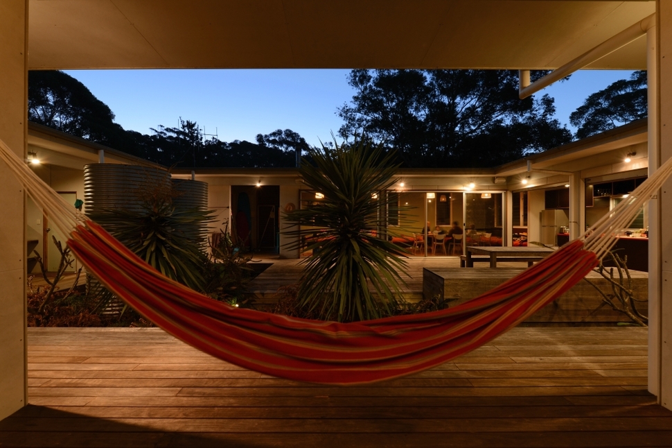 small-vacation-home-wraps-around-large-private-courtyard-6-hammocks.jpg