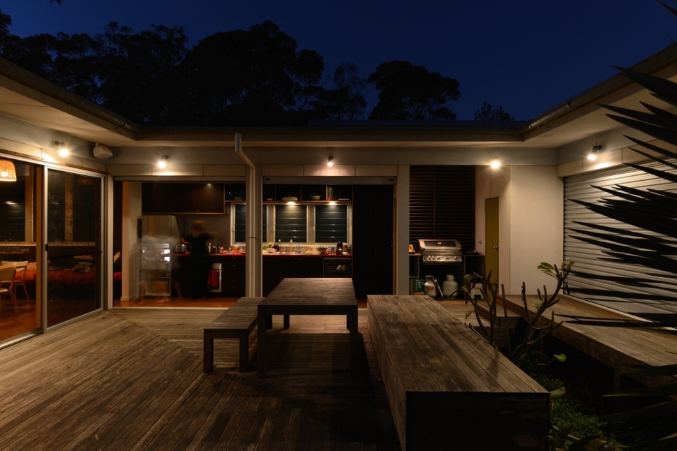 small-vacation-home-wraps-around-large-private-courtyard-8-lighting.jpg