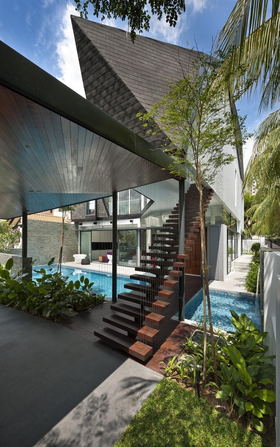 angles-colour-blocking-pool-features-home-expansion-5-stairs.jpg
