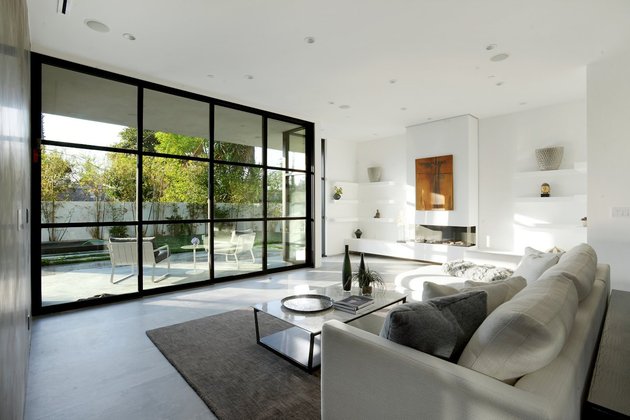 contemporary-home-pool-black-white-iterior-10-living.jpg