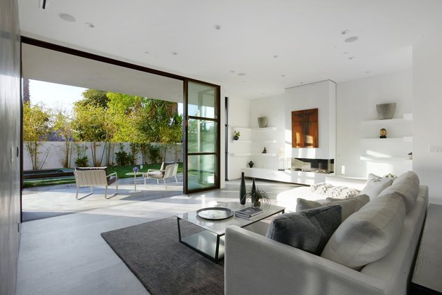 contemporary-home-pool-black-white-iterior-11-living.jpg