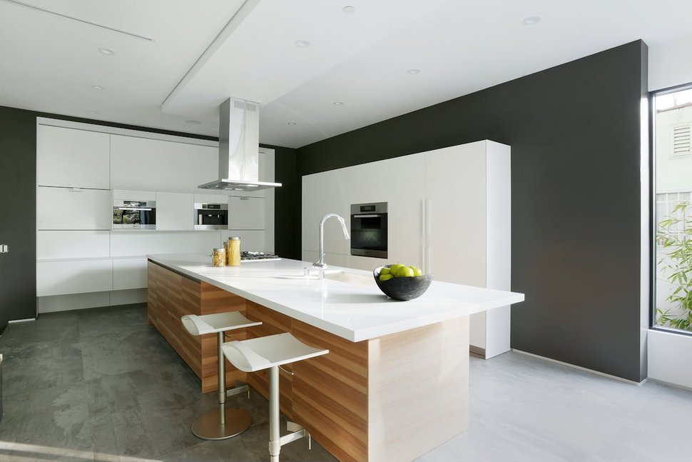 contemporary-home-pool-black-white-iterior-14-kitchen.jpg