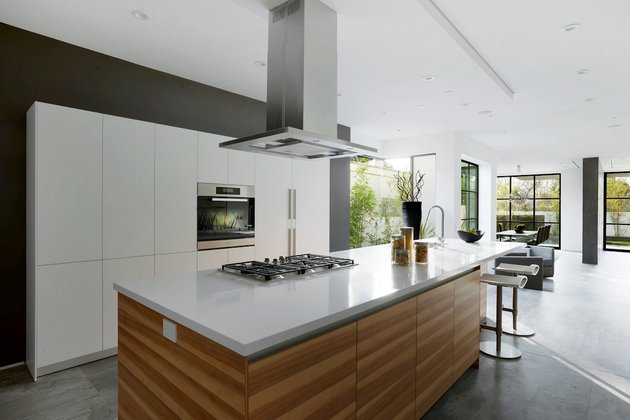 contemporary-home-pool-black-white-iterior-15-kitchen.jpg