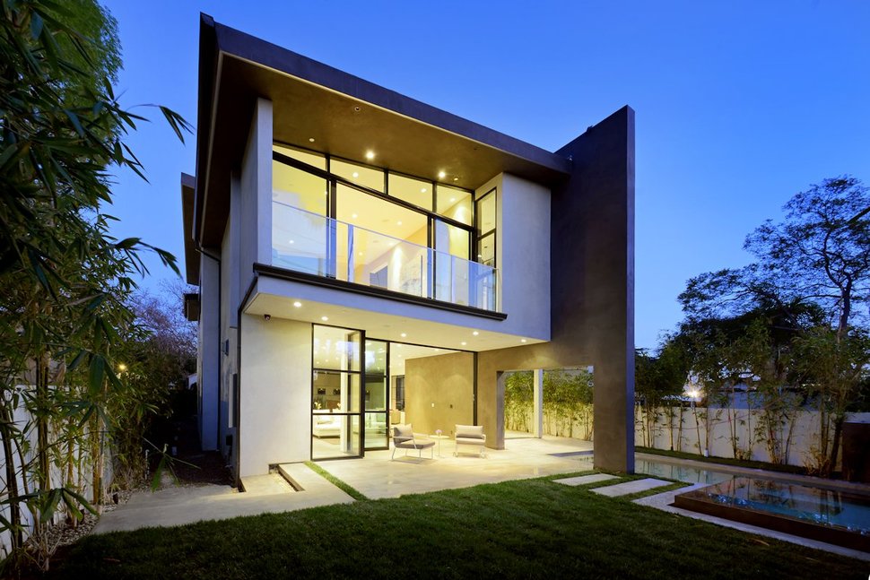 contemporary-home-pool-black-white-iterior-4-backyard.jpg