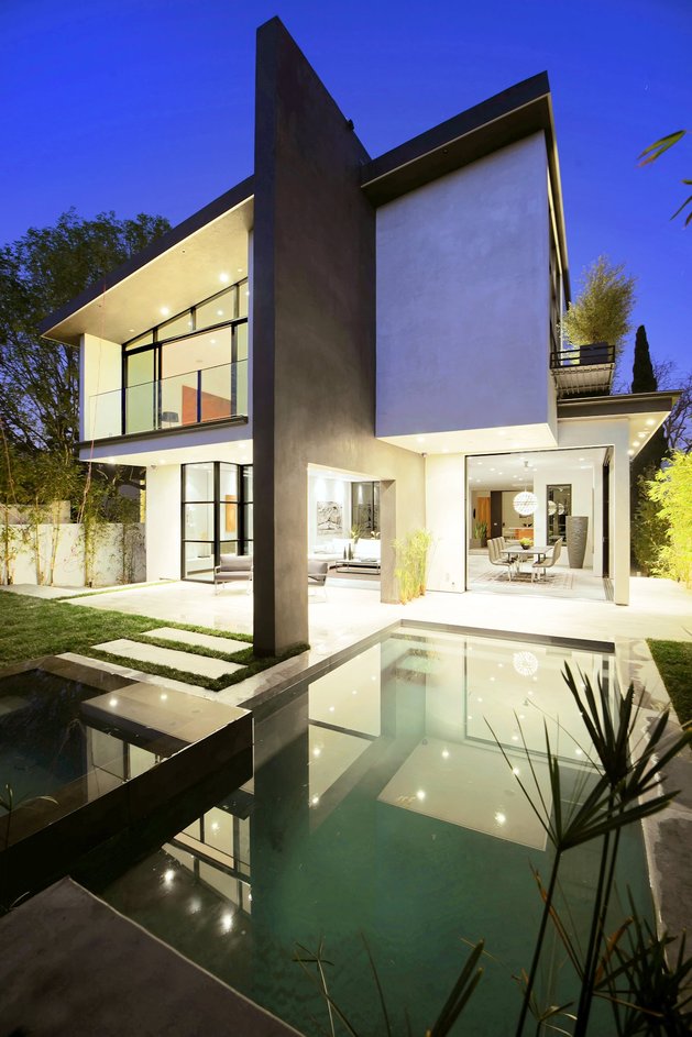 contemporary-home-pool-black-white-iterior-5-pool.jpg