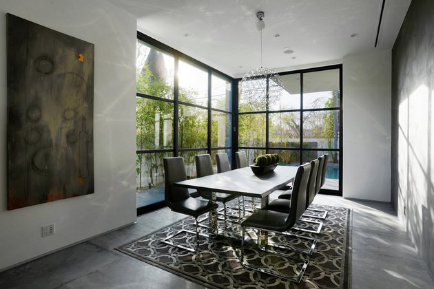 contemporary-home-pool-black-white-iterior-6-dining.jpg