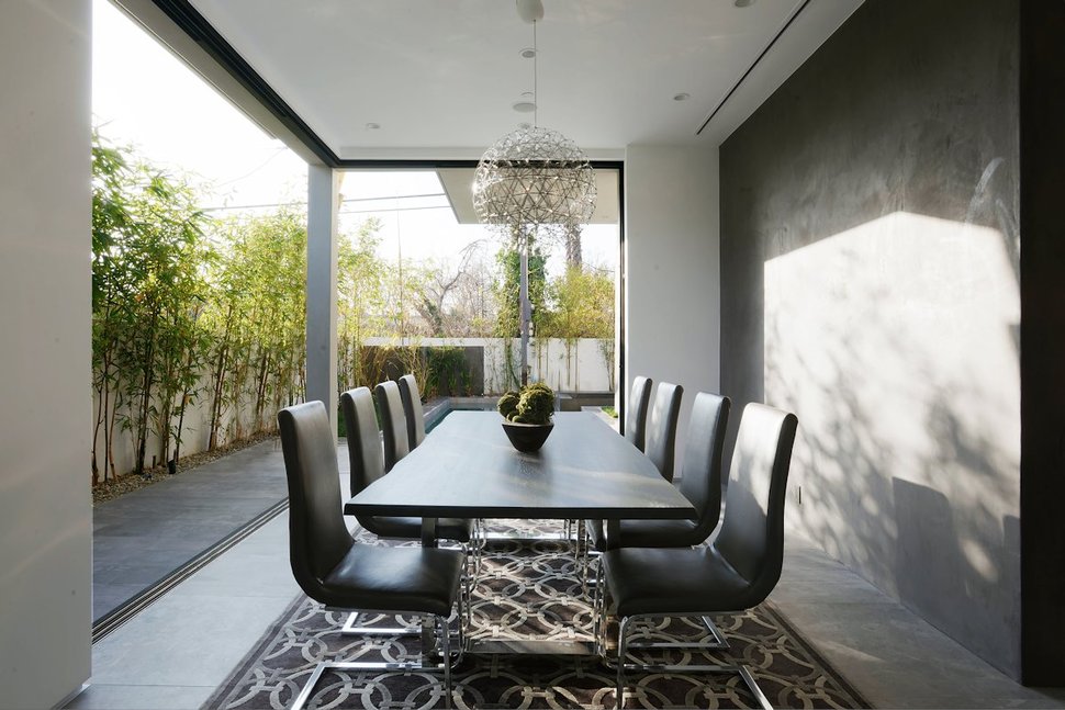 contemporary-home-pool-black-white-iterior-7-dining.jpg