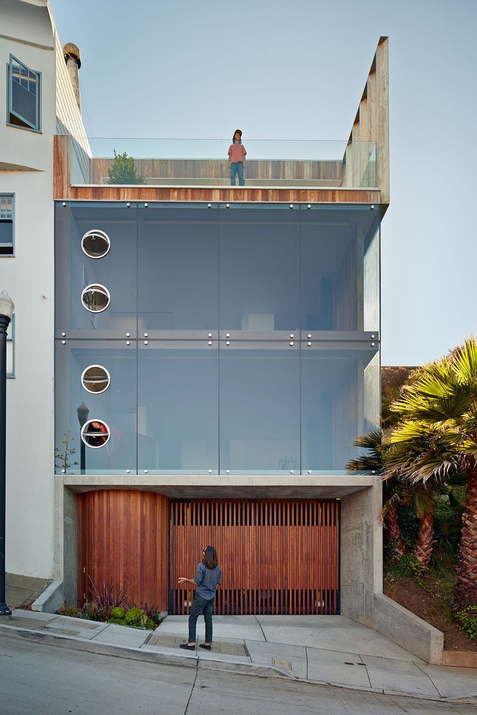 garage-upper-deck-connects-glass-home-slope-22-exterior.jpg