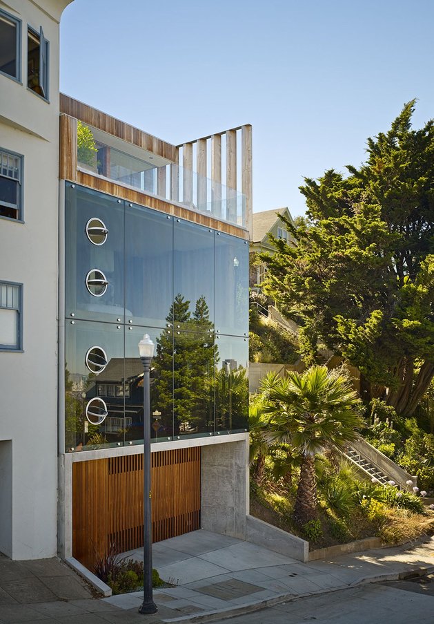 garage-upper-deck-connects-glass-home-slope-5-public-garden.jpg