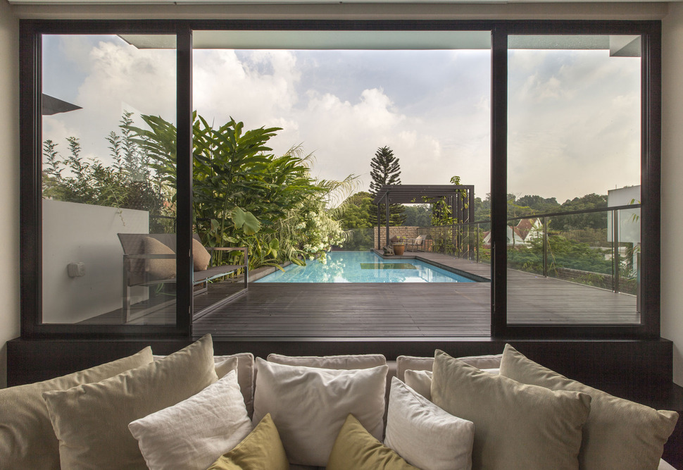 lush-gardens-peekaboo-roof-pool-define-contemporary-home-12-family.jpg