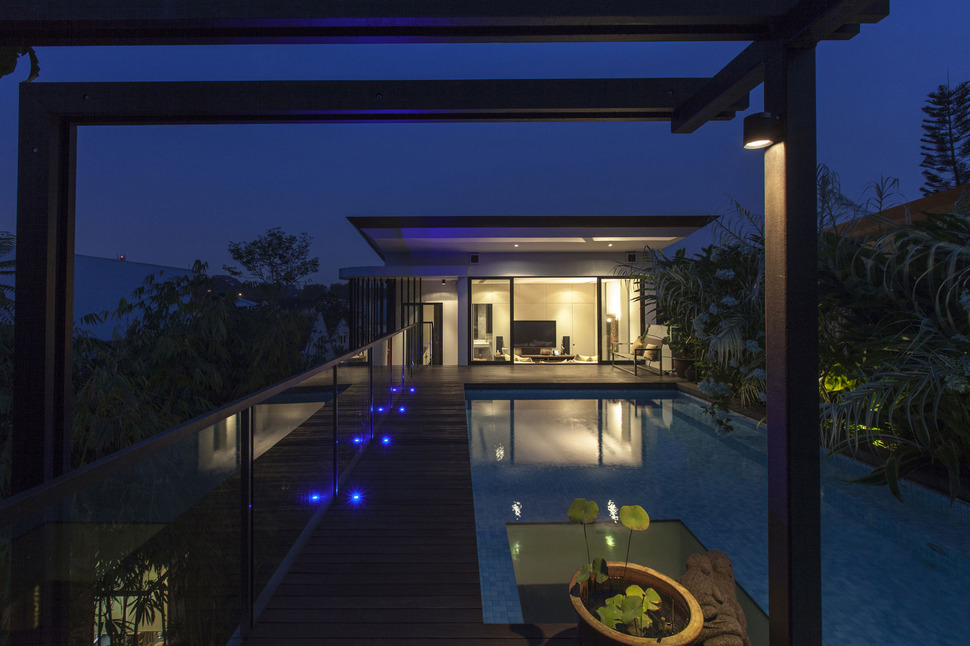 lush-gardens-peekaboo-roof-pool-define-contemporary-home-14-roof-night.jpg