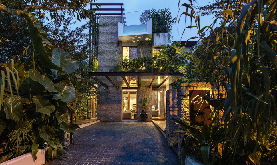 lush-gardens-peekaboo-roof-pool-define-contemporary-home-2-driveway.jpg
