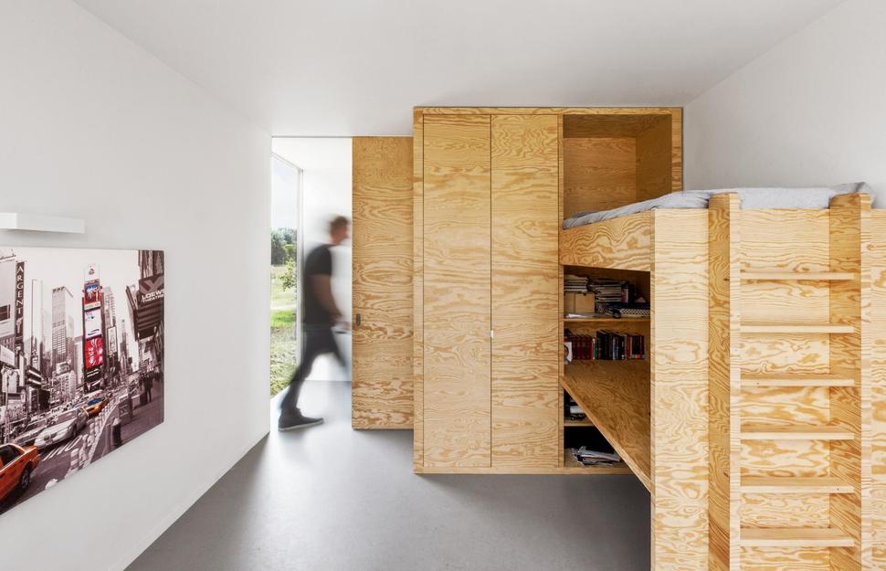minimalist-home-uses-pine-ply-design-elements-12-bunkbed.jpg