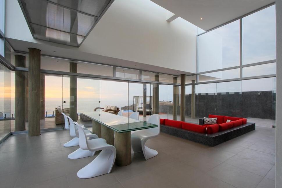 stunning-ultramodern-beach-house-with-glass-walls-12-living-space-front.jpg