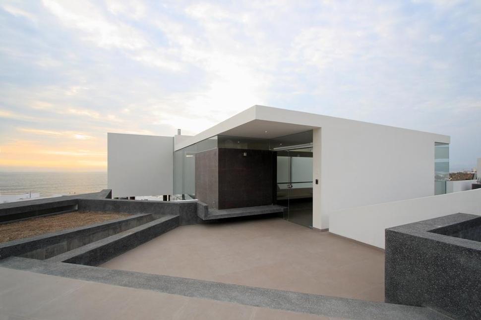 stunning-ultramodern-beach-house-with-glass-walls-19-entrance.jpg