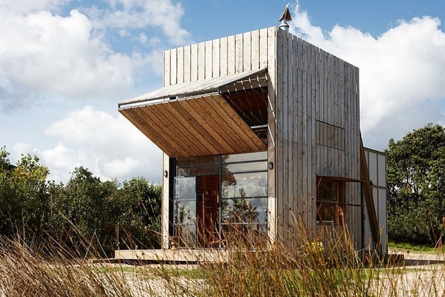 transportable-sustainable-beach-hut-rests-2-wooden-sleds-3-windows-half-open.jpg