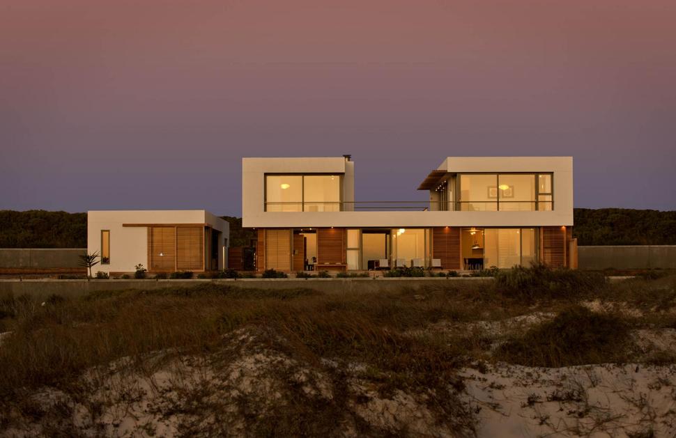 beach-house-with-reconfigurable-wood-panels-1-front-evening.jpg