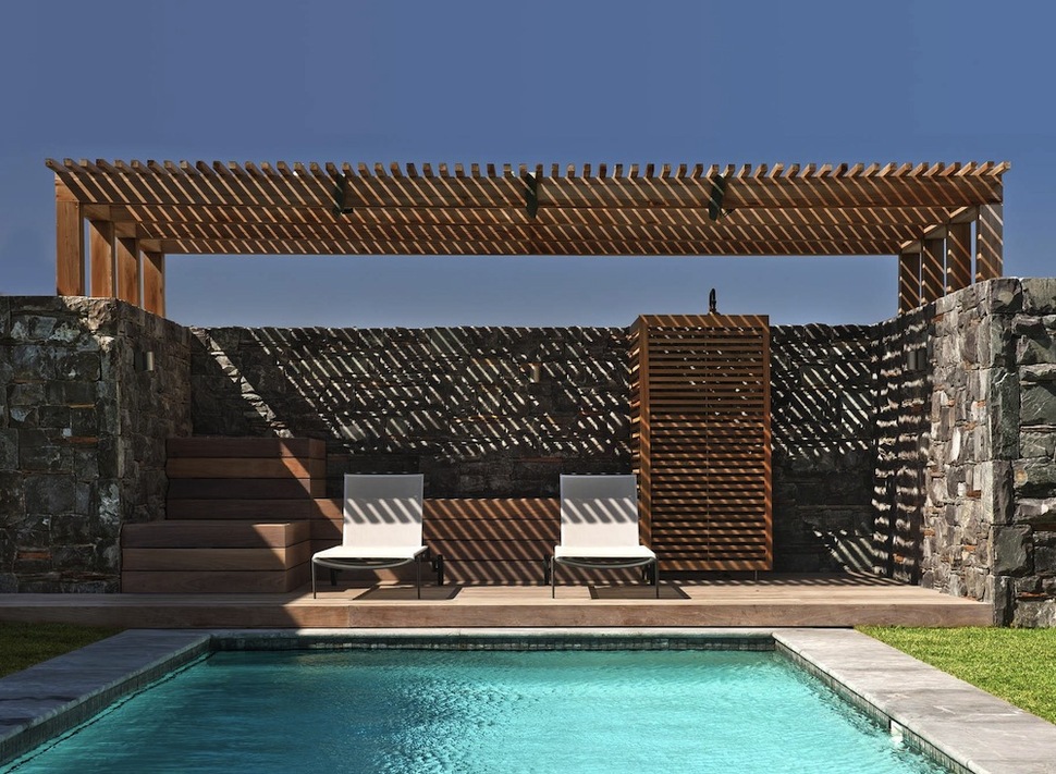 beach-house-with-reconfigurable-wood-panels-5-pool-chairs.jpg