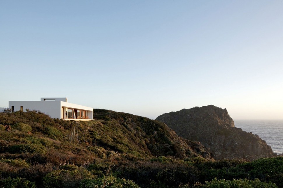contemporary-clifftop-house-with-spectacular-views-4.jpg
