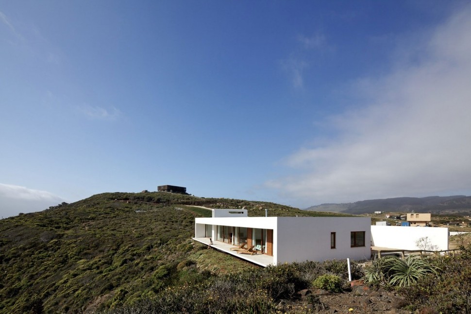 contemporary-clifftop-house-with-spectacular-views-7.jpg