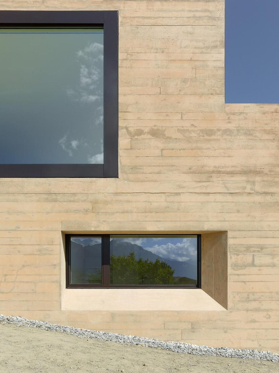 hillside-house-with-wood-look-concrete-covering-10-side-detail.jpg