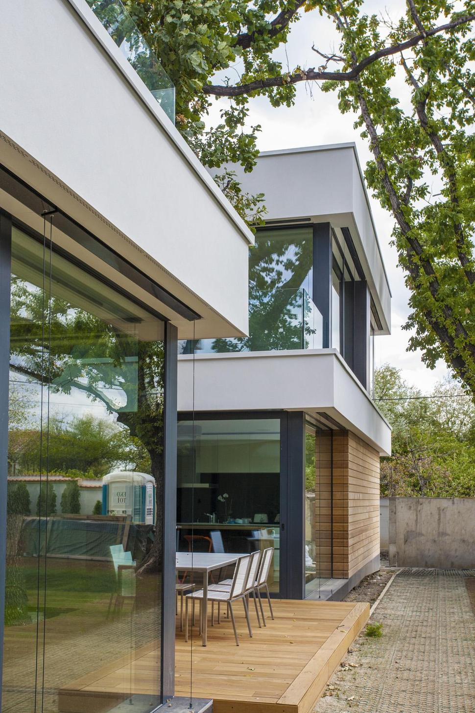home-incorporates-thermal-balance-oaks-design-5-terrace.jpg
