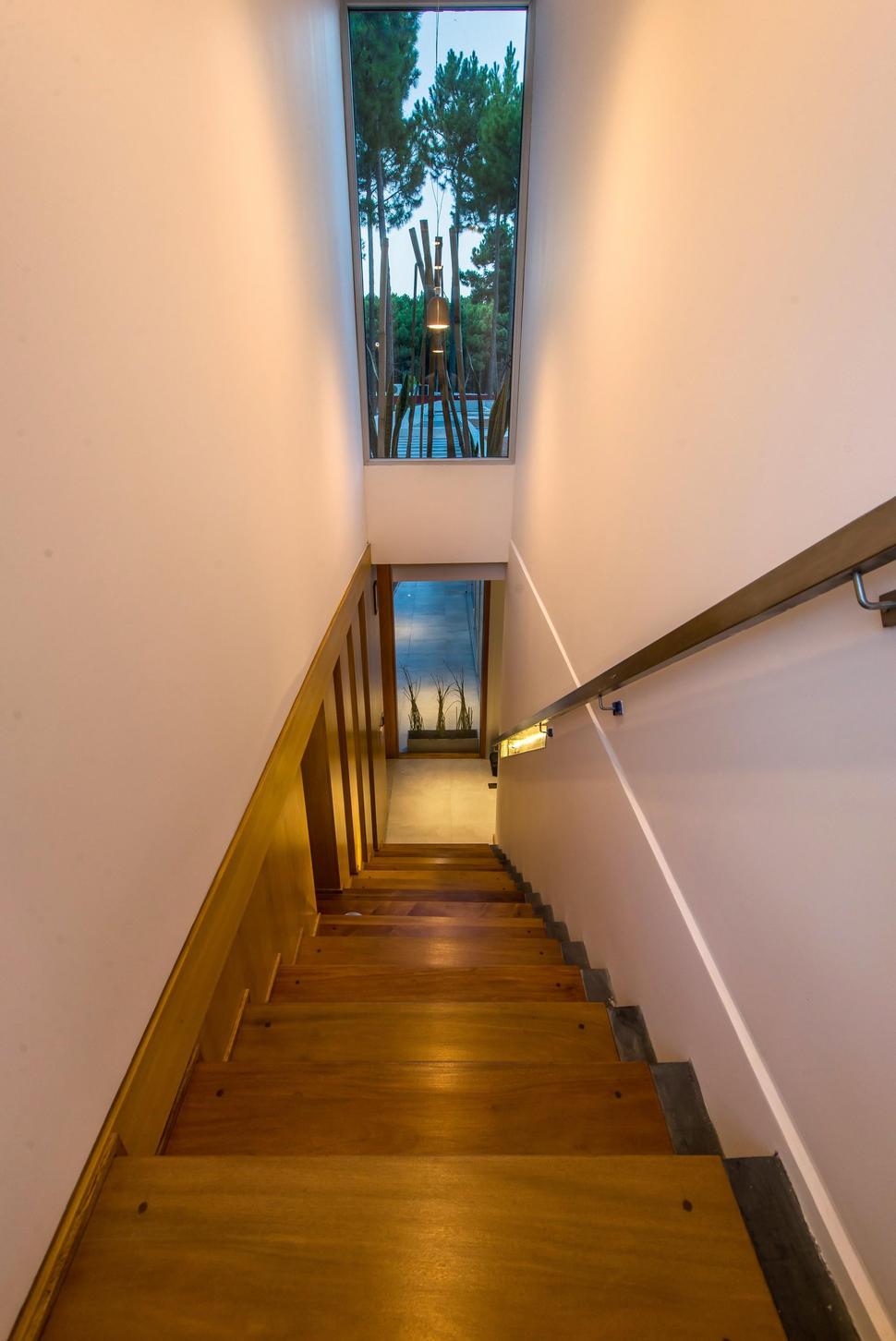 house-built-focus-day-night-lighting-19-stairs.jpg