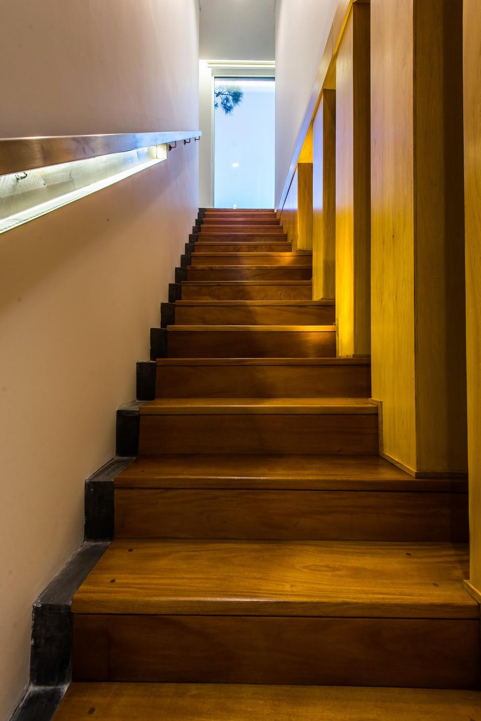 house-built-focus-day-night-lighting-20-stairs.jpg