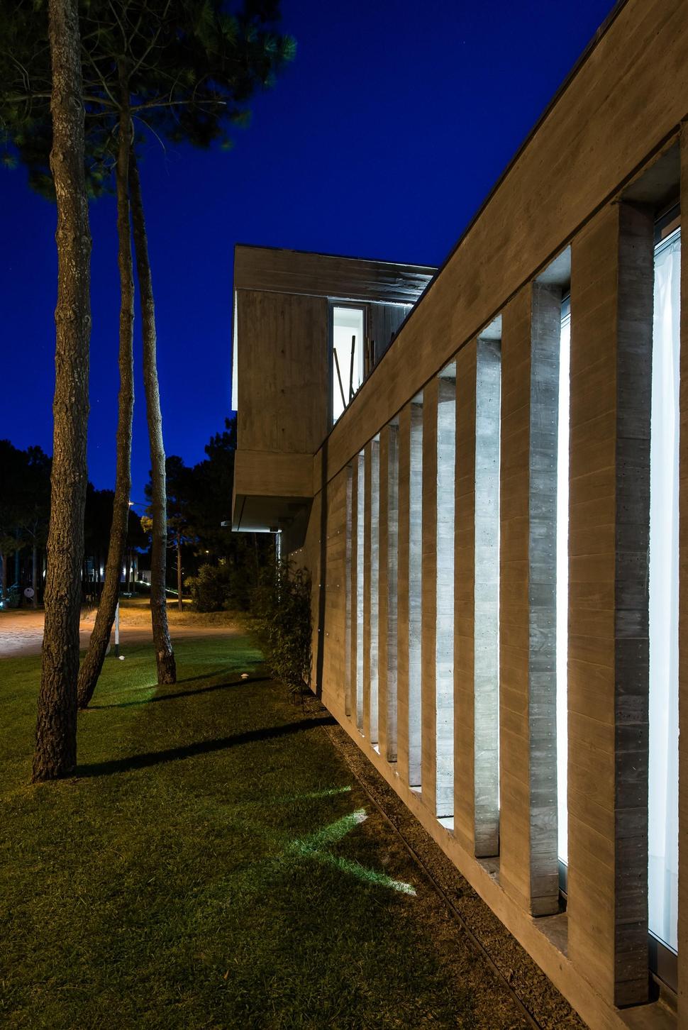 house-built-focus-day-night-lighting-8-concrete-bars.jpg