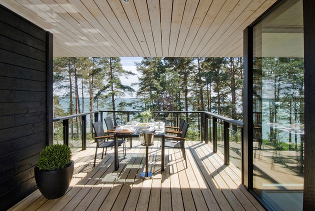 modern-wooden-vacation-house-built-on-rocks-4-roof-overhang.jpg