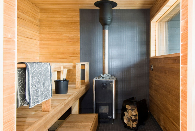modern-wooden-vacation-house-built-on-rocks-9-sauna.jpg