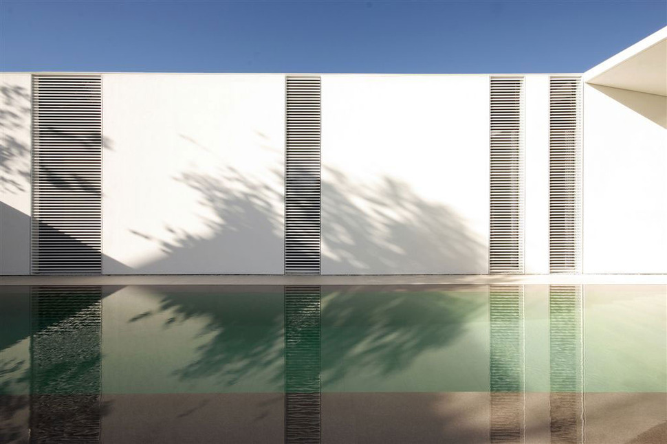 serene-white-house-with-walled-outdoor-space-4-pool-wall.jpg