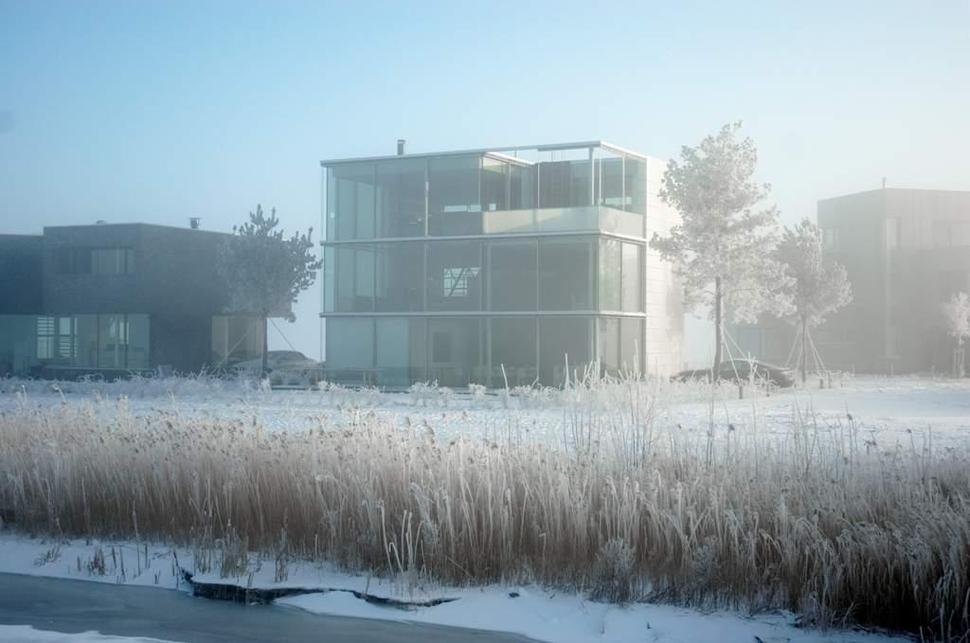 sustainable-box-shaped-home-panoramic-views-glazings-4-winter.jpg