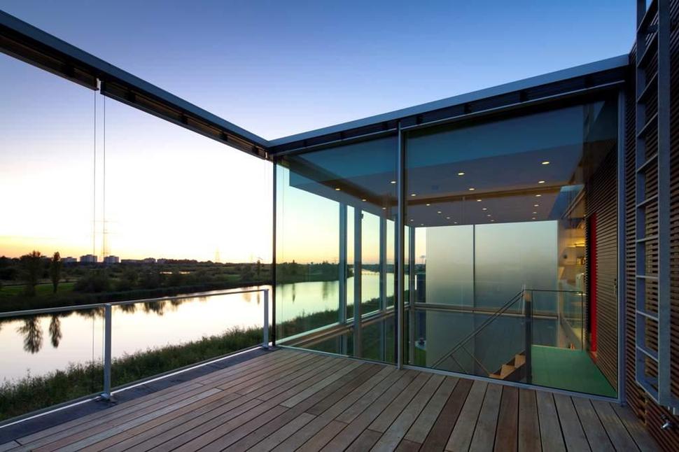 sustainable-box-shaped-home-panoramic-views-glazings-9-roofdeck.jpg
