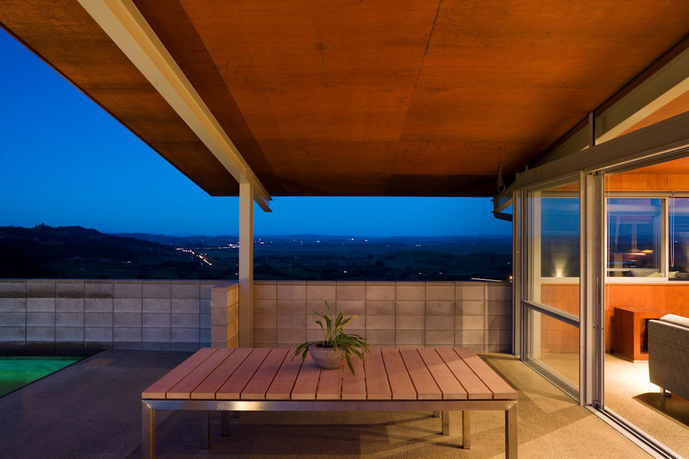 tiered-u-shaped-slope-home-exposed-steel-elements-5-terrace.jpg