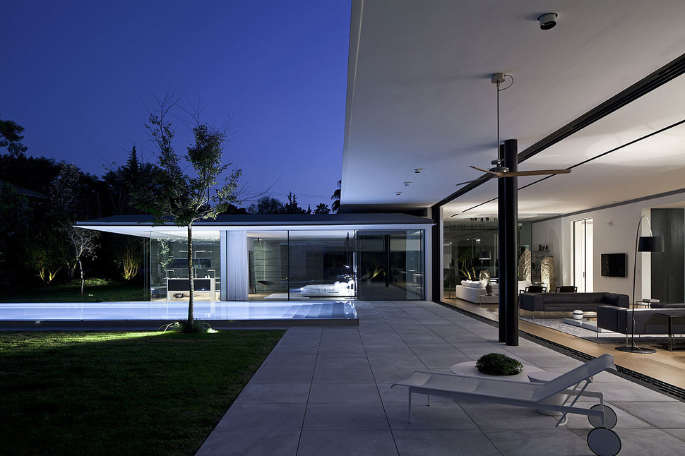 tranquil-glass-walled-house-with-innovative-furnishings-10-rear-deck.jpg