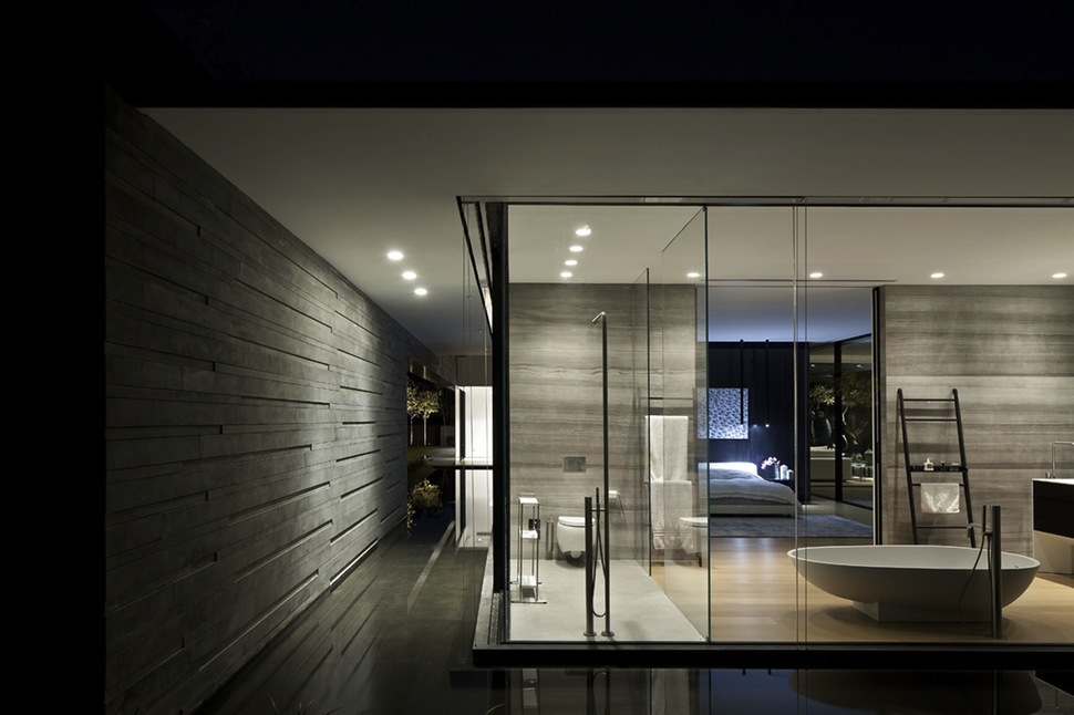 tranquil-glass-walled-house-with-innovative-furnishings-15-water-surroundings.jpg