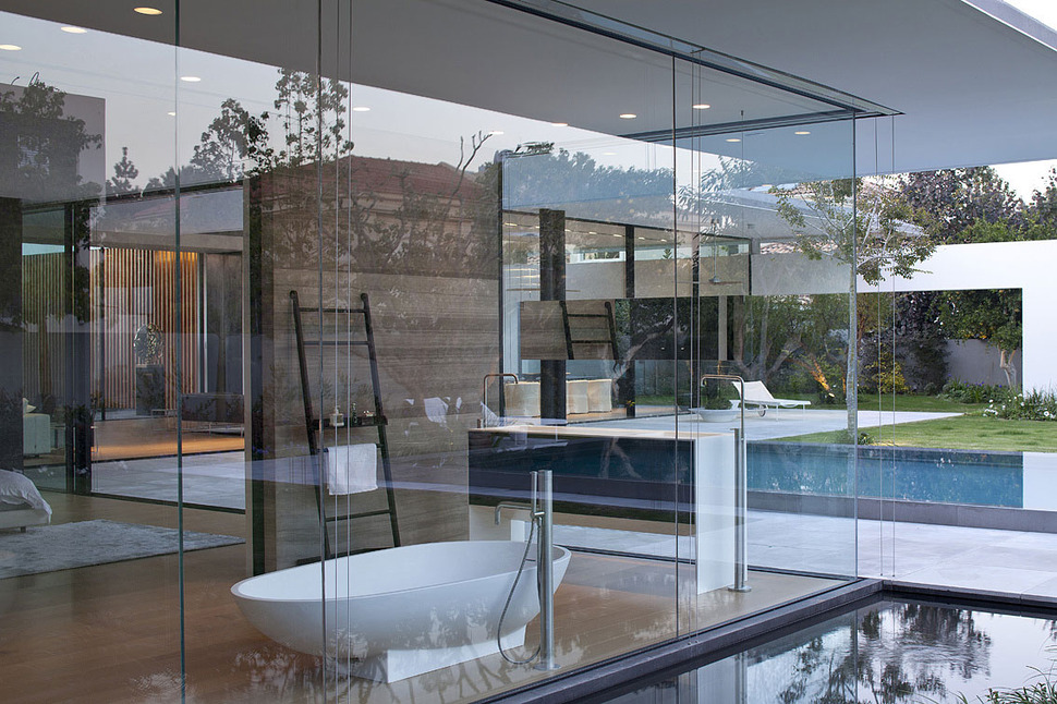 tranquil-glass-walled-house-with-innovative-furnishings-16-bathroom-window.jpg