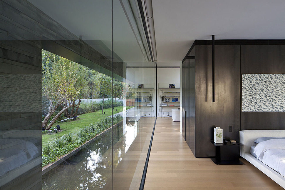 tranquil-glass-walled-house-with-innovative-furnishings-22-master-wall.jpg