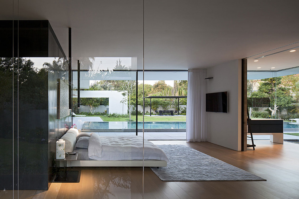 tranquil-glass-walled-house-with-innovative-furnishings-23-master-bedroom-bathroom.jpg