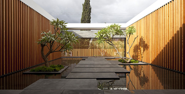 tranquil-glass-walled-house-with-innovative-furnishings-5-zen-courtyard.jpg